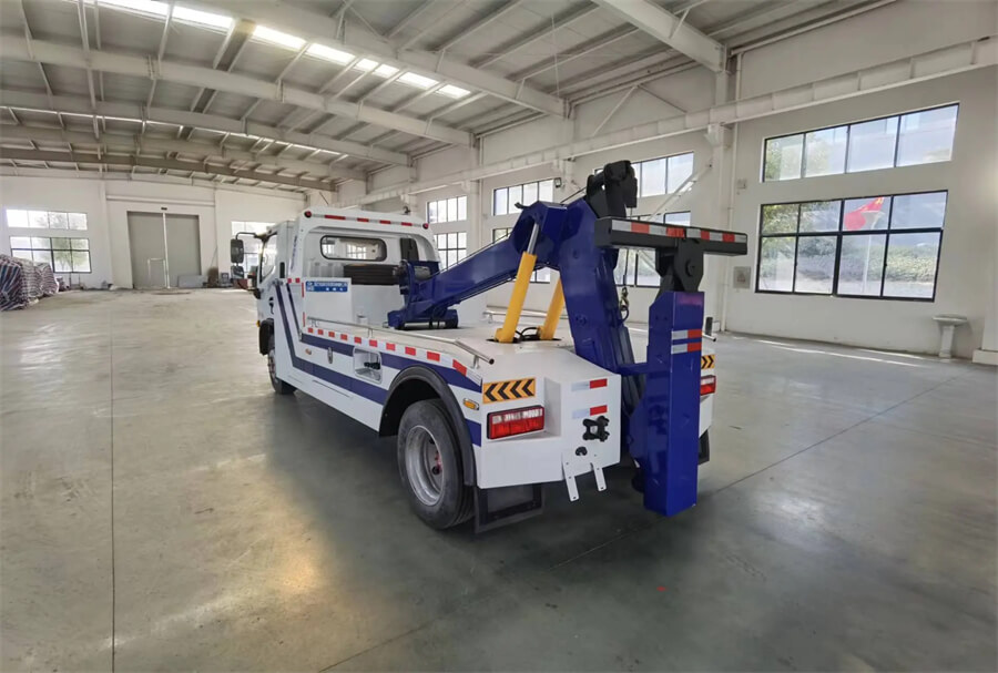 Dongfeng Mini Wheel Lifting Rollback Trucks Integrated Tow and Crane Wrecker Road Rescue Towing Truck