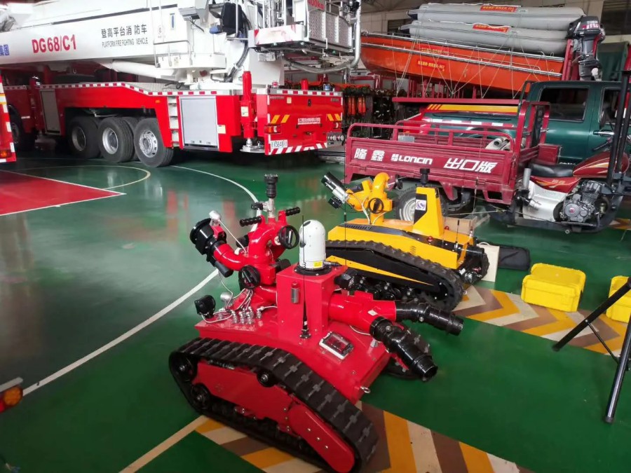 Mobile fire fighting robot