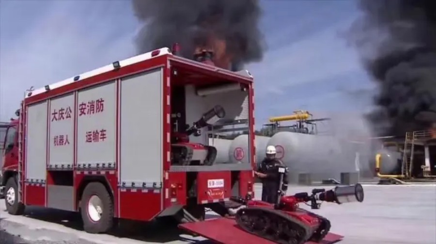 Mobile fire fighting robot