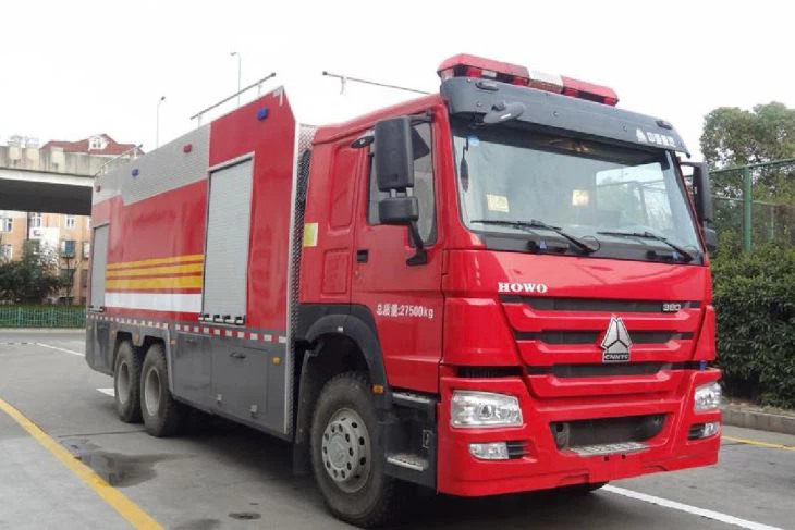 liquid foam distribution fire truck