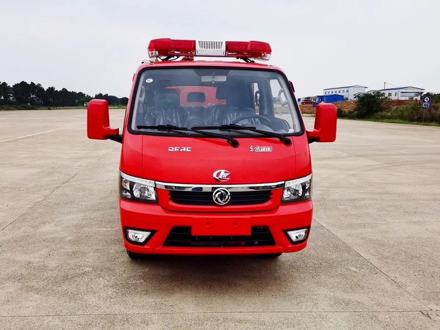 Small 4X2 Fire Fighting Water Tank Spraying Truck