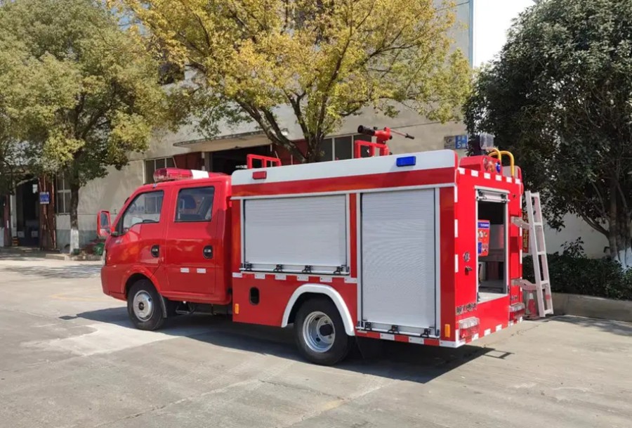 Small 4X2 Fire Fighting Water Tank Spraying Truck