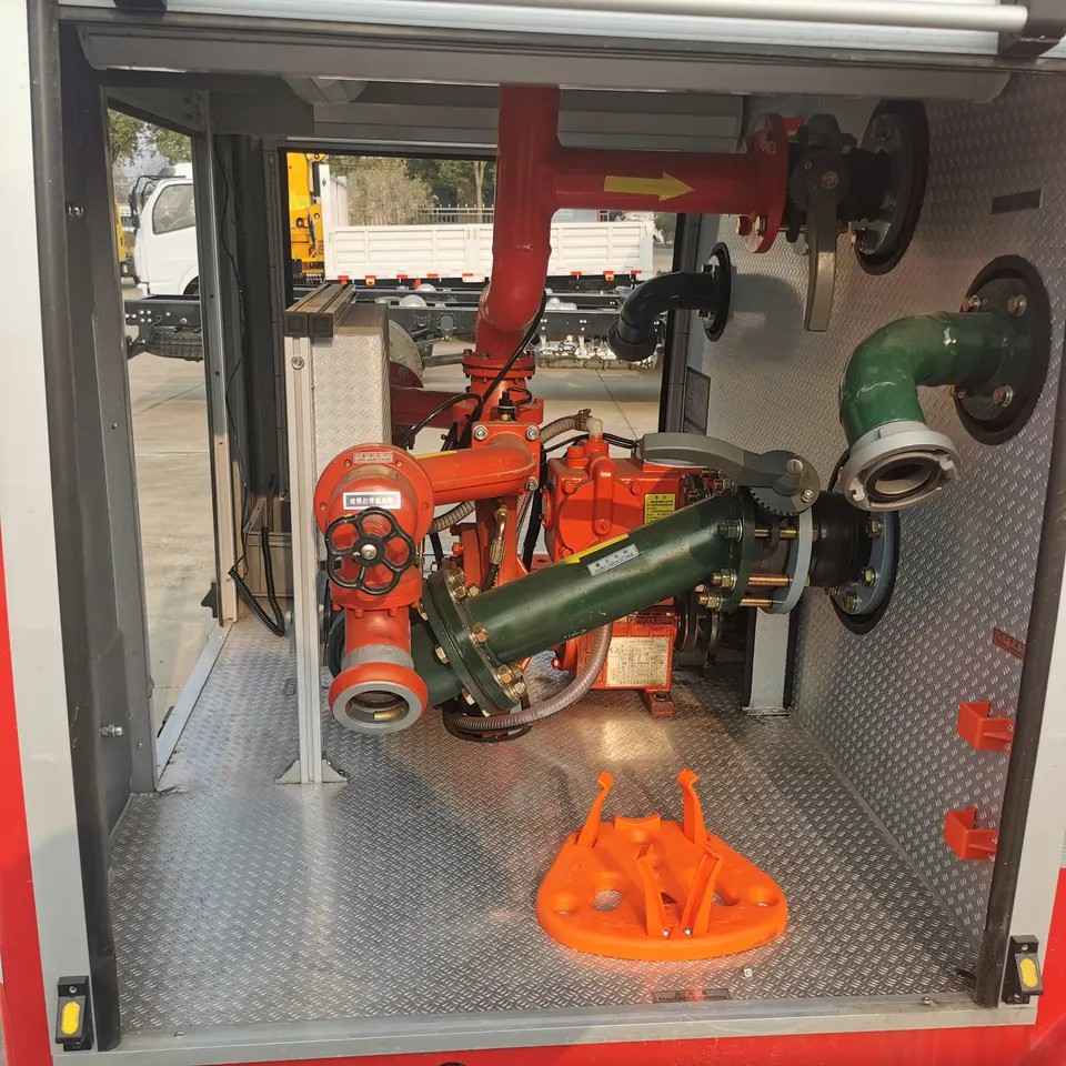 Small 4X2 Fire Fighting Water Tank Spraying Truck