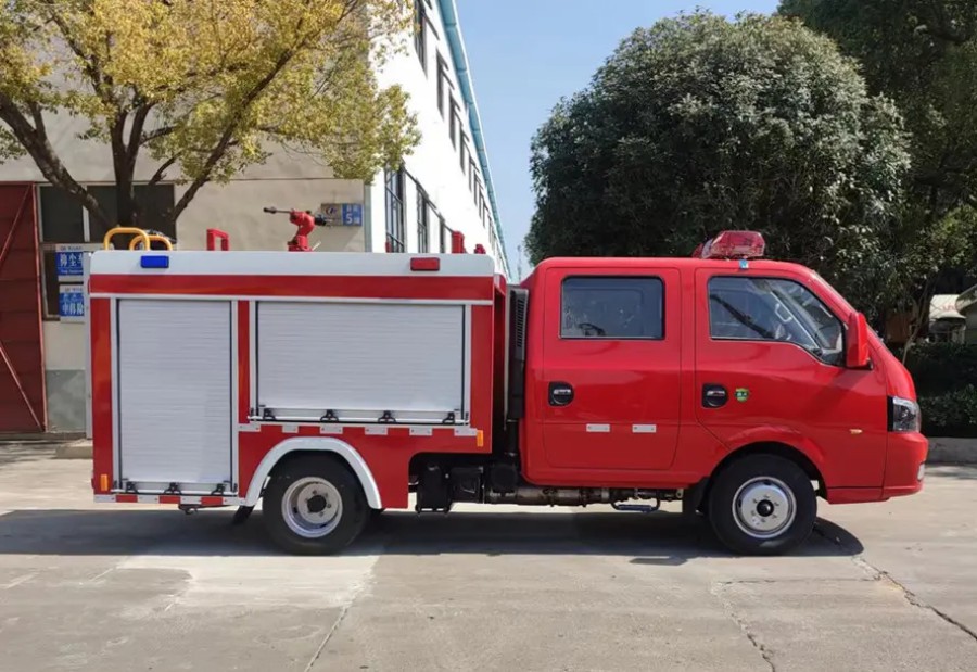Small 4X2 Fire Fighting Water Tank Spraying Truck
