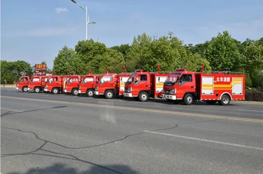 4X2 2000Liters Fire Fighting Water Tank Spraying Truck