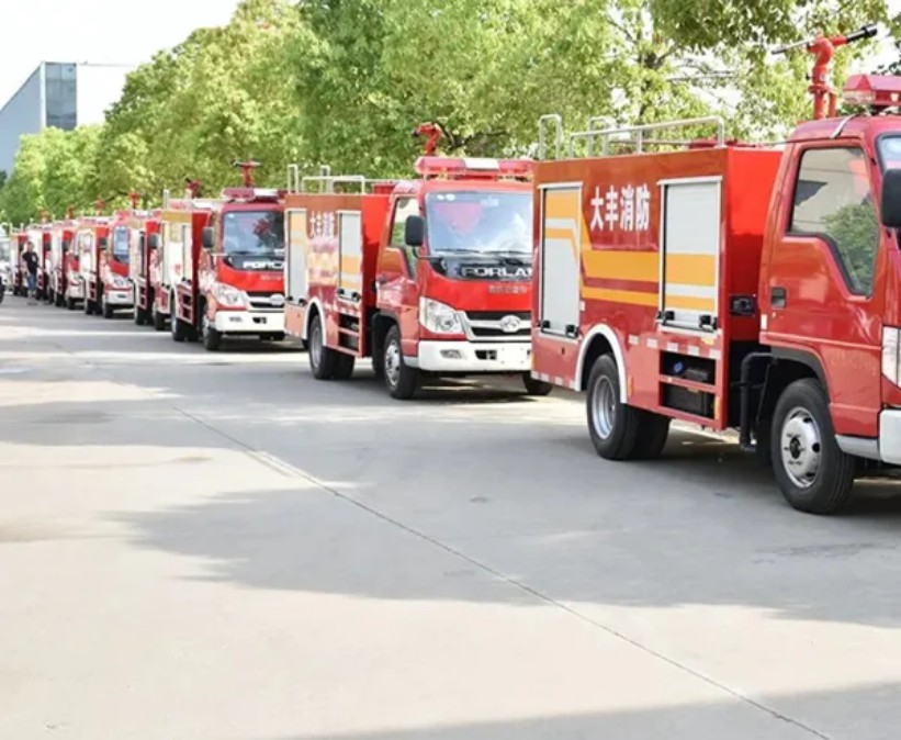 4X2 2000Liters Fire Fighting Water Tank Spraying Truck