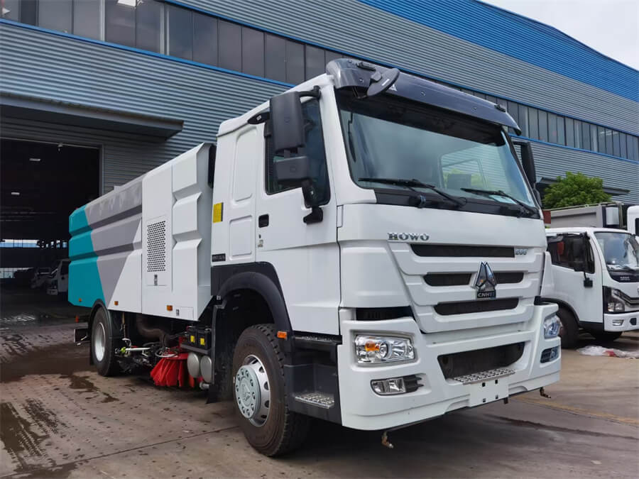 HOWO 6 Wheelers 15 CBM Heavy Duty Street Sweepers