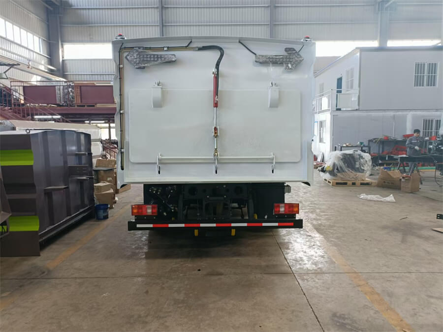 SINOTRUK HOWO 6CBM Street Sweeper 8000 Liters