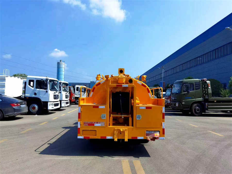 Dongfeng 4000litres 4000L Diesel Engine Drain Jetter Sewer Cleaning Sucking Combined Sewage Jetting Truck