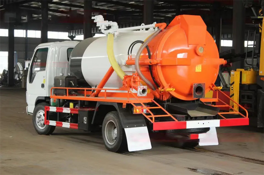 Small Isuzu High Vacuum Sewage and Waste Water Suction Trucks Sewage Fecal Truck