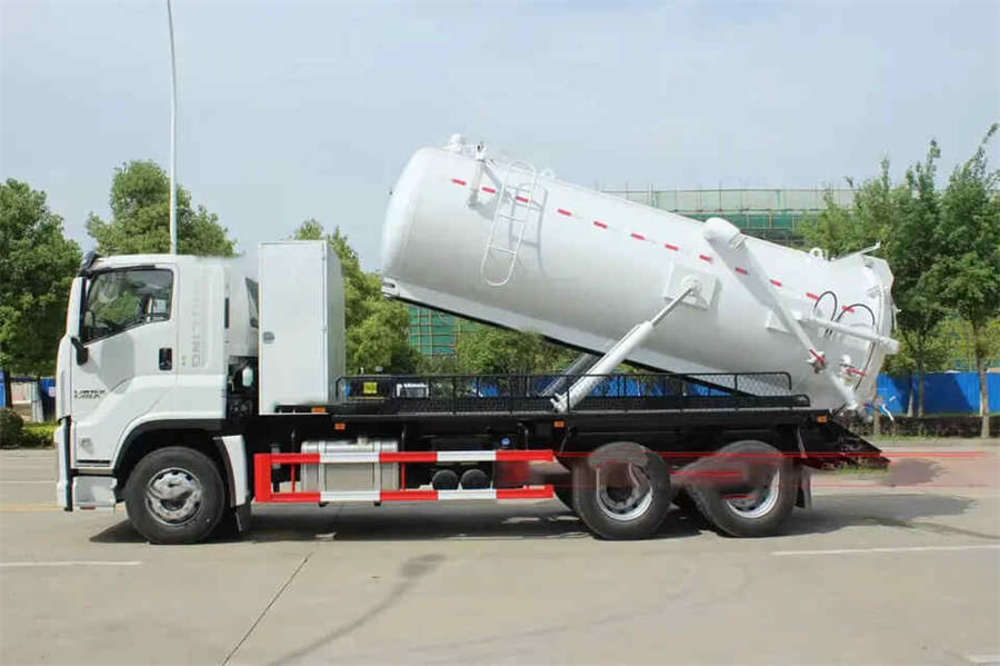 Isuzu GIGA 6X4 14000 Litres Sewage Suction Tank Trucks 15 CBM Vacuum Truck Sewage Suction Vehicle