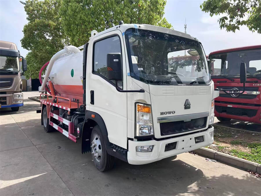 Sinotruk HOWO 5cbm Sewage Waste Vacuum Water Suction Truck
