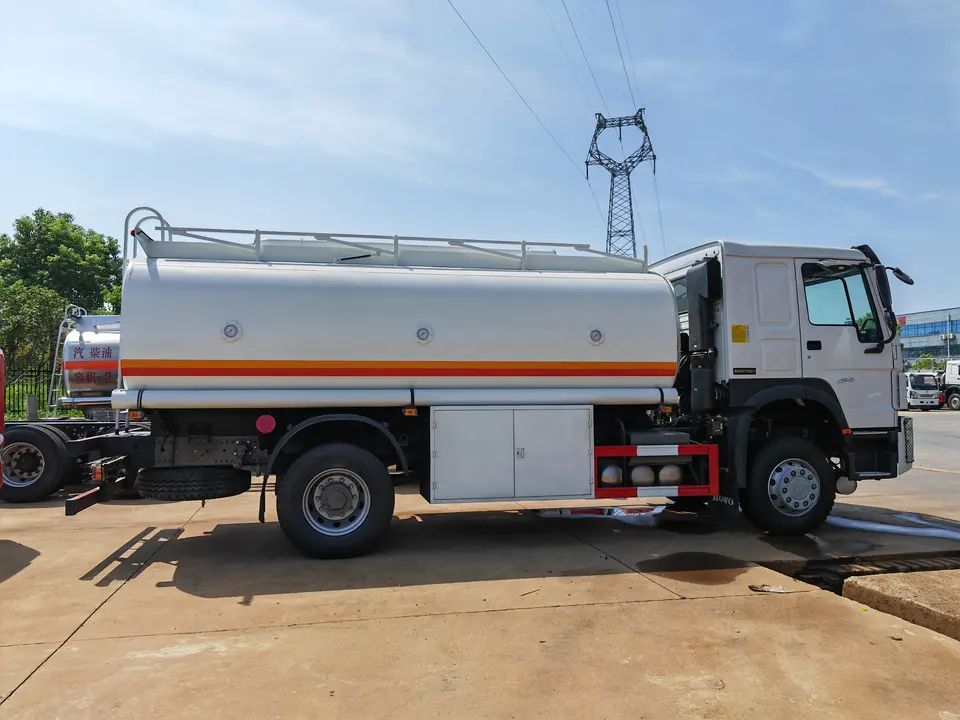 SINOTRUK HOWO 14000L Oil Tank Truck