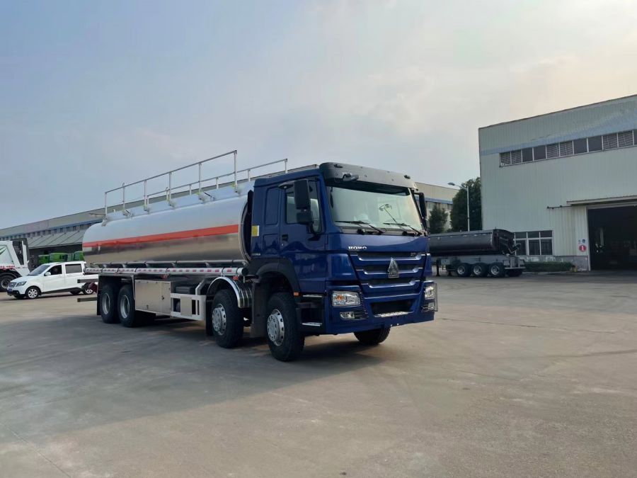 HOWO 33000liters 8X4 Aluminum Alloy Oil Tank Truck