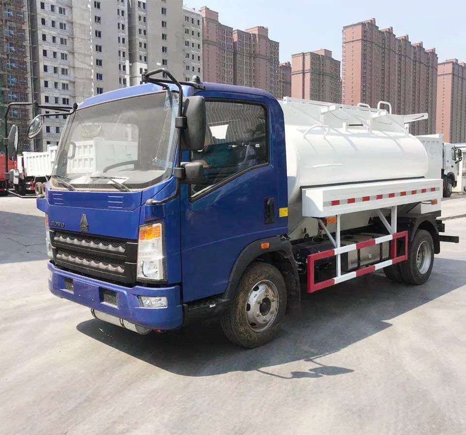 Right Hand Drive Howo 3Tons Oil Refueller Truck