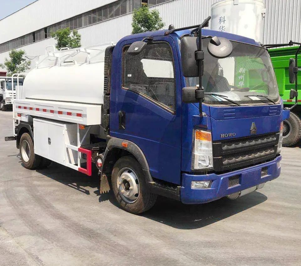 Right Hand Drive Howo 3Tons Oil Refueller Truck