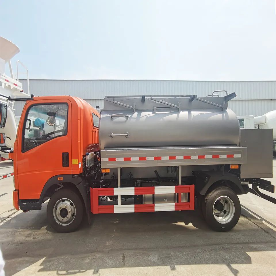 Right Hand Drive Howo 3Tons Oil Refueller Truck