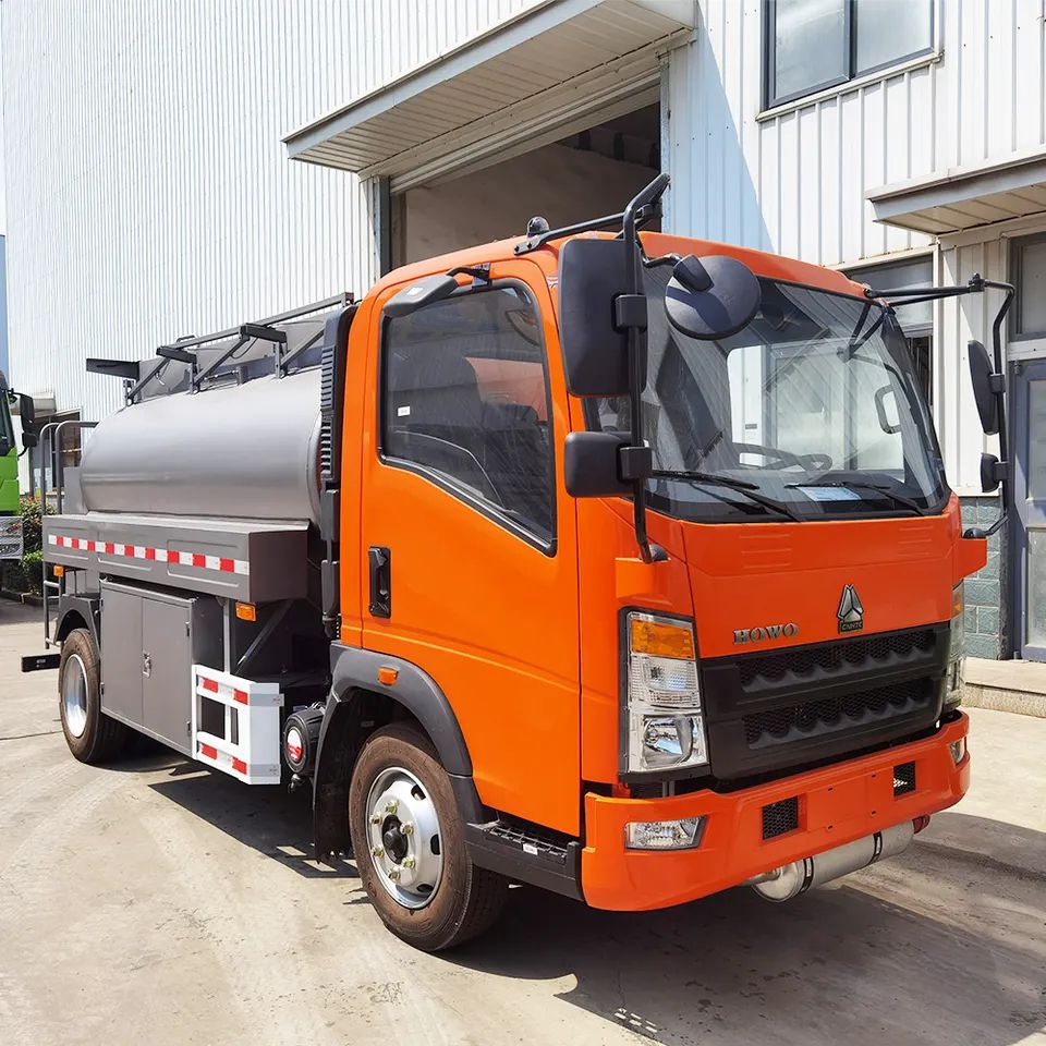 Right Hand Drive Howo 3Tons Oil Refueller Truck