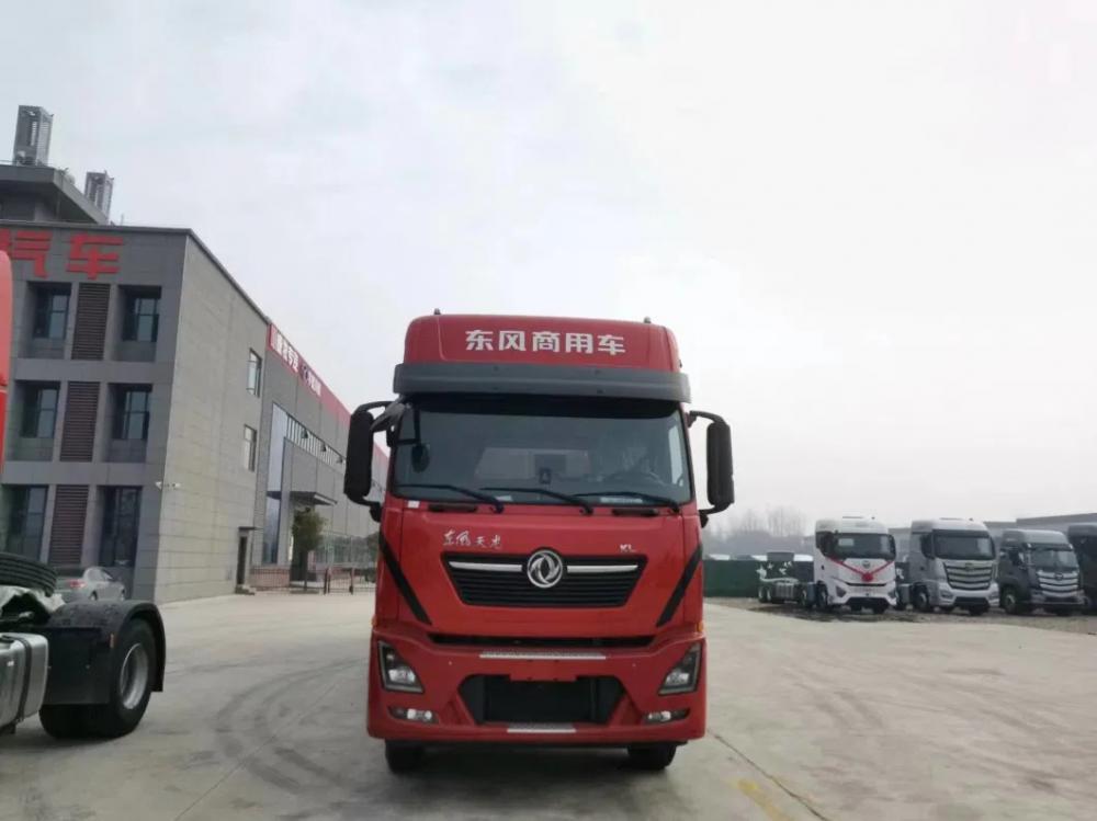 11meter Bulk Feed Trailer Equipped with Auger Conveyor and 50kv Self Generating Power Supply