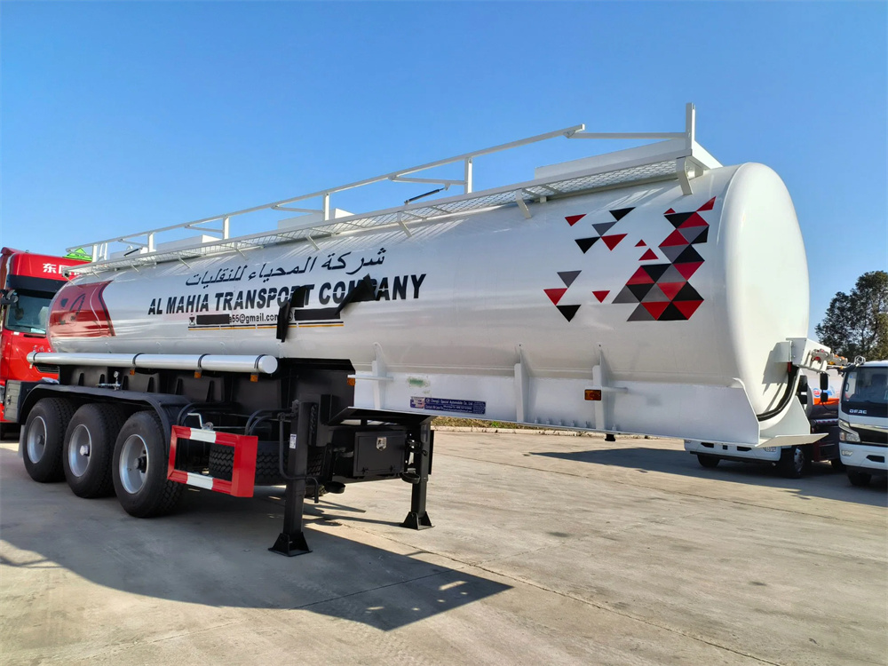 3 Axles Chemical Liquid Trailer for Deliverying Sodium Hypochlorite with PE Inner Lining