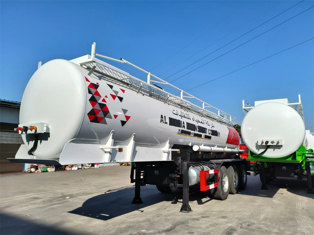 3 Axles Chemical Liquid Trailer for Deliverying Sodium Hypochlorite with PE Inner Lining