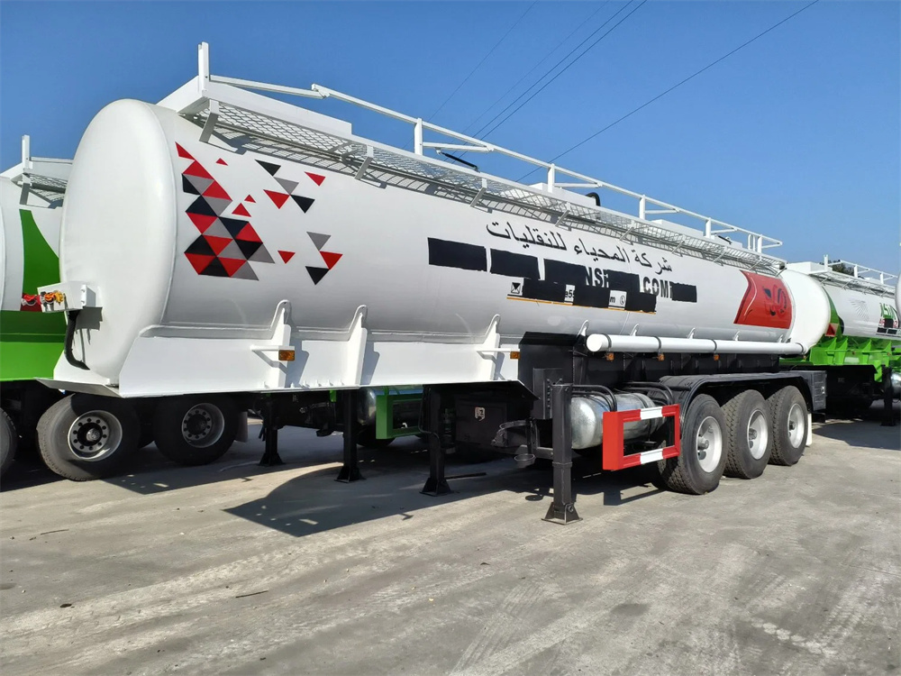 3 Axles Chemical Liquid Trailer for Deliverying Sodium Hypochlorite with PE Inner Lining