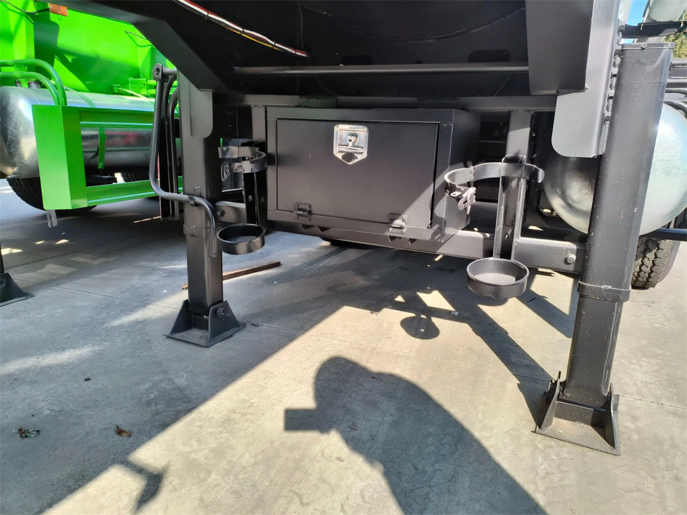 3 Axles Chemical Liquid Trailer for Deliverying Sodium Hypochlorite with PE Inner Lining