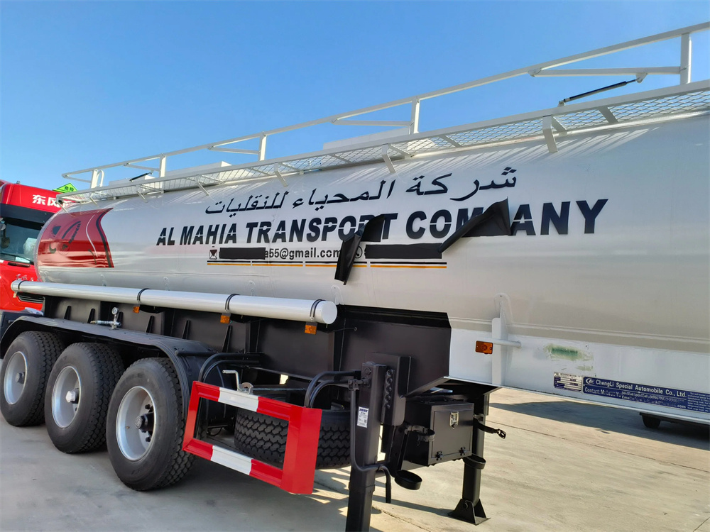 3 Axles Chemical Liquid Trailer for Deliverying Sodium Hypochlorite with PE Inner Lining
