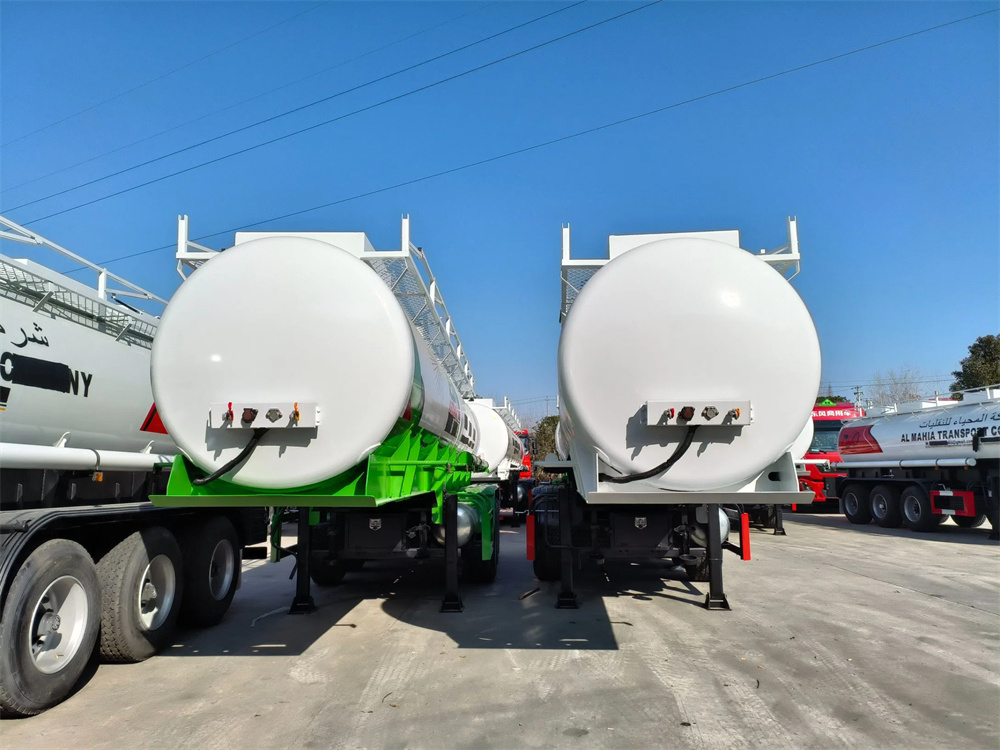 3 Axles Chemical Liquid Trailer for Deliverying Sodium Hypochlorite with PE Inner Lining