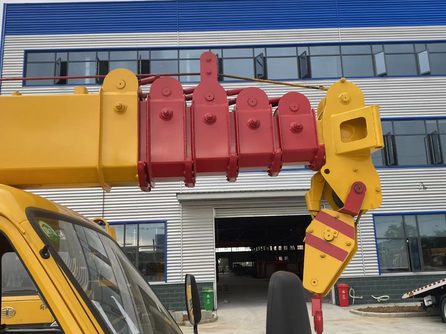 4X2 6Wheels FOTON Truck Mounted 10t Loading Crane Telescope Boom 4 Jibs 28M