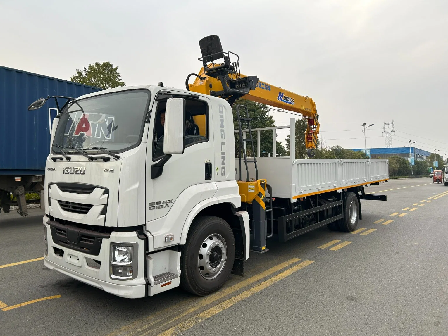ISUZU GIGA Right Hand 4X2 6Wheels Cargo Truck with 12ton Straight Boom Crane
